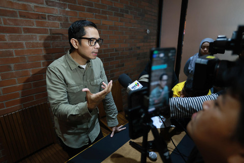 Artis sinetron Dude Harlino saat memberi keterangan pers di kawasan Tebet, Jakarta, Rabu, (10/12/2025). Foto: Agus Apriyanto