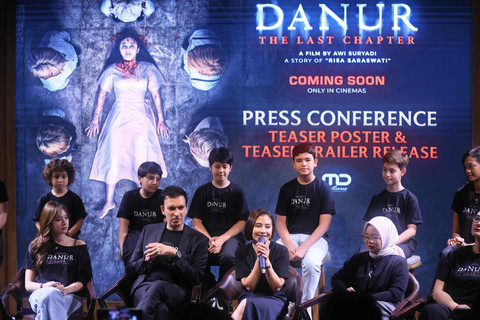 Produser film Manoj Punjabi dan sejumlah pemain lainnya saat konferensi pers film Danur The Last Chapter di kawasan Kuningan, Jakarta, Rabu, (10/12/2026). Foto: Agus Apriyanto
