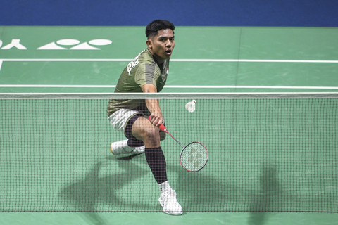 Pebulu tangkis putra Indonesia Moh Zaki Ubaidillah mengembalikan kok ke pebulu tangkis Malaysia Justin Hoh pada final bulu tangkis beregu putra SEA Games 2025 di Thailand di Gymnasium Thammasat University, Pathum Thani, Thailand, Rabu (10/12/2025). Foto: Muhammad Ramdan/ANTARA FOTO