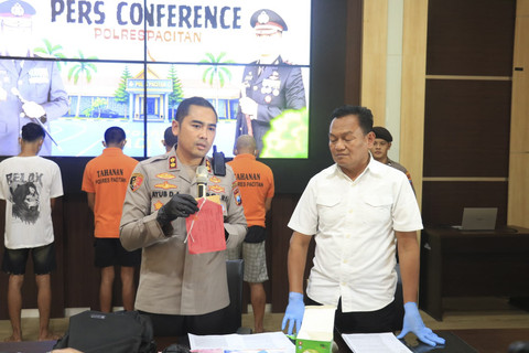 Polres Pacitan tetapkan tersangka Sutarman, kakek 74 tahun di Pacitan terkait mahar cek Rp 3 miliar palsu yang diberikan kepada istrinya, Sheila (24). Foto: dok. Polres Pacitan