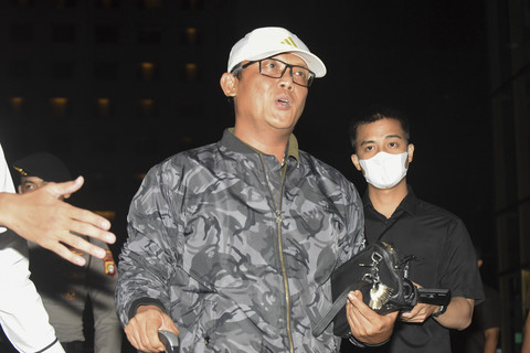 Bupati Lampung Tengah Ardito Wijaya (kiri) dikawal petugas saat tiba di Gedung Merah Putih KPK, Jakarta, Rabu (10/12/2025). Foto: Indrianto Eko Suwarso/ANTARA FOTO