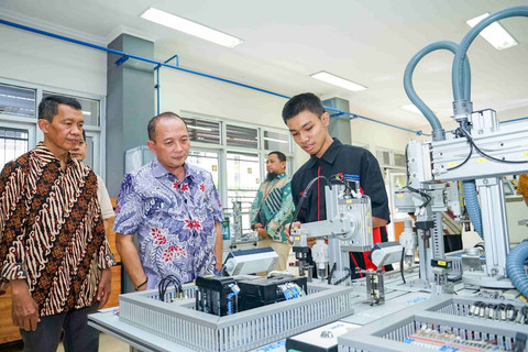 Kepala Badan Pengembangan Sumber Daya Manusia Industri (BPSDMI) Kemenperin Doddy Rahadi (tengah) saat berada SMK-SMTI Yogyakarta. Foto: Kemenperin