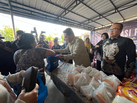 Menteri Perdagangan RI, Budi Santoso dan Bupati Kubu Raya, Sujiwo di Operasi Pasar Murah. Foto: Rabiansyah/Hi!Pontianak