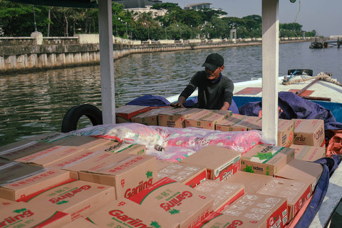 Nelayan menata sembako yang akan didistribusikan menuju Kepulauan Seribu di Dermaga 16 Marina Ancol, Jakarta, Utara, Kamis (11/12/2035). Foto: Jamal Ramadhan/kumparan