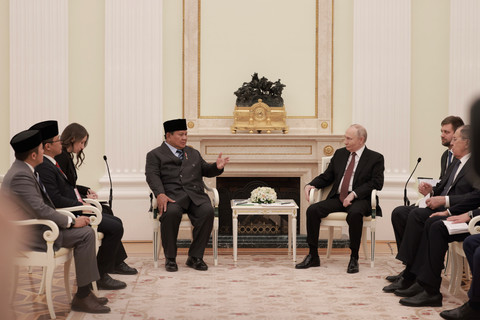 Presiden Prabowo Subianto berbincang dengan Presiden Rusia Vladimir Putin saat melakukan pertemuan di Kremlin di Moskow, Rusia, Rabu (10/12/2025). Foto: Bakom RI