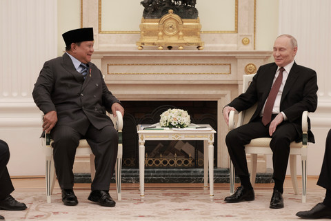 Presiden Prabowo Subianto berbincang dengan Presiden Rusia Vladimir Putin saat melakukan pertemuan di Kremlin di Moskow, Rusia, Rabu (10/12/2025). Foto: Bakom RI