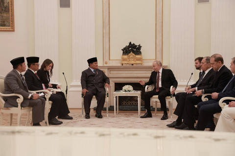 Presiden Prabowo Subianto berbincang dengan Presiden Rusia Vladimir Putin saat melakukan pertemuan di Kremlin di Moskow, Rusia, Rabu (10/12/2025). Foto: Bakom RI