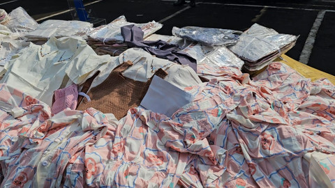 Pakaian bekas baru impor ilegal yang disita Bea Cukai dipamerkan di Kantor Pusat Bea Cukai, Jakarta Timur, Kamis (11/12/2025).     Foto: Widya Islamiati/kumparan