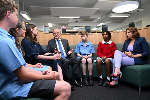 Perdana Menteri Australia Anthony Albanese dan Menteri Komunikasi Australia Anika Wells berbicara kepada para siswa selama kunjungan ke St John Paul II College di Canberra, Australia, Kamis (11/12/2025). Foto: Lukas Coch/AAP/via REUTERS