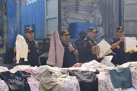 Bea Cukai amankan kontainer berisi pakaian baru impor ilegal. Foto: Widya Islamiati/kumparan