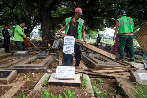 Petugas gabungan membantu warga membongkar bangunan yang berdiri di dekat Taman Pemakaman Umum (TPU) Kober Rawa Bunga, Jatinegara, Kamis (11/12/2025). Foto: Iqbal Firdaus/kumparan