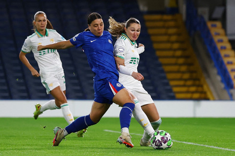 Pemain Chelsea Sam Kerr berebut bola dengan pemain AS Roma Wini Heatley pada pertandingan Liga Champions Wanita di Stamford Bridge, London, Inggris, Selasa (10/12/2025). Foto: Matthew Childs/REUTERS
