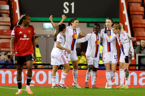 Selebrasi pemain OL Lyonnes usai mencetak gol ke gawang Manchester United pada pertandingan Liga Champions Wanita di Leigh Sports Village, Leigh, Inggris, Selasa (10/12/2025). Foto: Jason Cairnduff/REUTERS