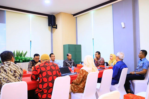 Otoritas Jasa Keuangan (OJK) memfasilitasi pertemuan antara pengurus penyelenggara pinjaman daring (pindar) PT Dana Syariah Indonesia (DSI) dengan para pemberi dana (lender) di Kantor OJK di Jakarta, Selasa (28/10/2025). Foto: OJK