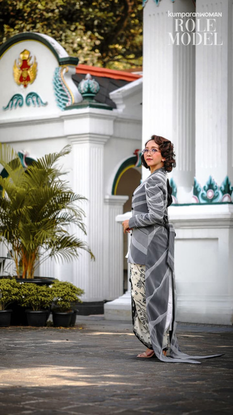 Gusti Kanjeng Ratu Bendara untuk Role Model kumparanWOMAN. Fotografer: Aditia Noviansyah (kumparan); MUA: Tim GKR Bendara; Hairdo: Tim GKR Bendara; Wardrobe: Wilsen Willim, OE; Accessories: Tulola; Lokasi: Keraton Yogyakarta