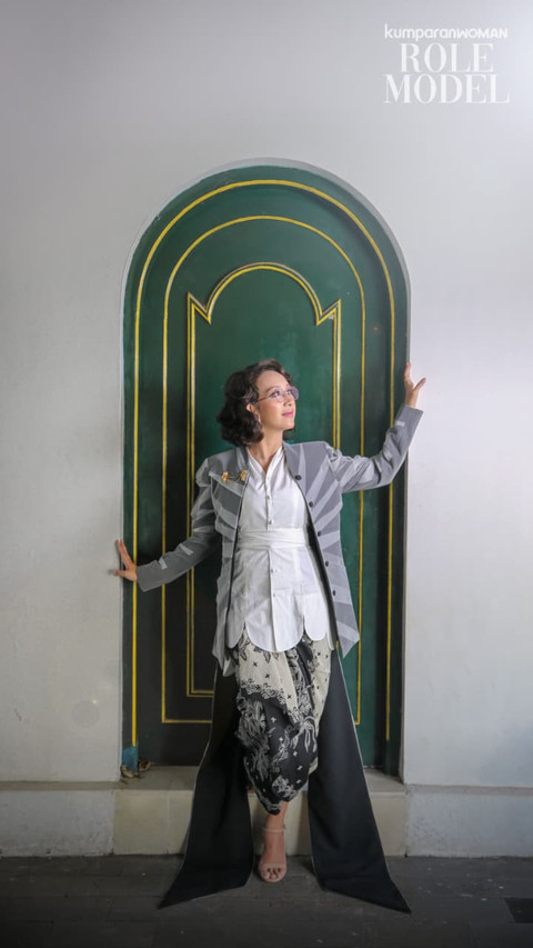 Gusti Kanjeng Ratu Bendara untuk Role Model kumparanWOMAN. Fotografer: Aditia Noviansyah (kumparan); MUA: Tim GKR Bendara; Hairdo: Tim GKR Bendara; Wardrobe: Wilsen Willim, OE; Accessories: Tulola; Lokasi: Keraton Yogyakarta