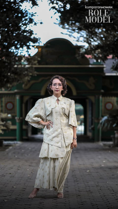 Gusti Kanjeng Ratu Bendara untuk Role Model kumparanWOMAN. Fotografer: Aditia Noviansyah (kumparan); MUA: Tim GKR Bendara; Hairdo: Tim GKR Bendara; Wardrobe: Wilsen Willim, OE; Accessories: Tulola; Lokasi: Keraton Yogyakarta
