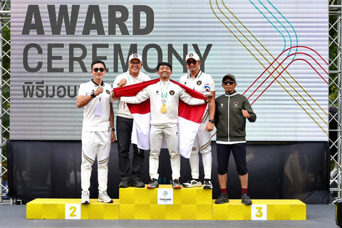 Rendy Varera (tengah) raih medali emas usai bertanding di cabor Mountain Bike (Cross Country Eliminator) SEA Games 2025 id Khao Kheow Open Zoo, Si Racha District, Chonburi, pada 11 Desember. Foto: Dok. Istimewa