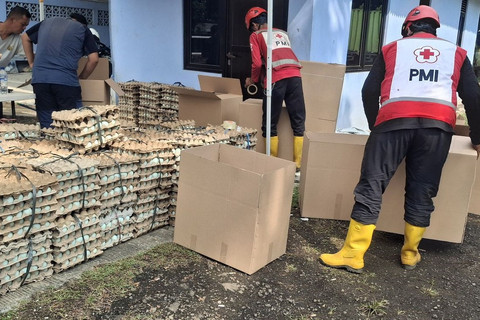 Palang Merah Indonesia (PMI) kembali kirim telur asin untuk pengungsi korban banjir di Sumut dan Aceh. Foto: PMI