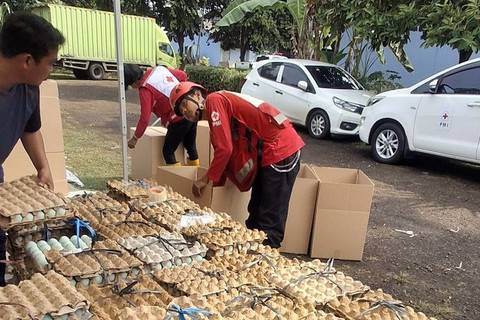 Palang Merah Indonesia (PMI) kembali kirim telur asin untuk pengungsi korban banjir di Sumut dan Aceh. Foto: PMI