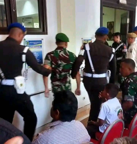 Lettu Infanteri Ahmad Faisal hadir menjalani sidang tuntutan di Pengadilan Militer Kupang, Kamis (11/12). Foto: kumparan