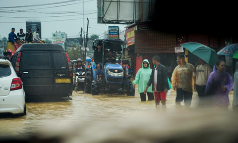 Antrian kendaraan mengular menunggu air surut di Jalan Banda Aceh Medan, Gampong Ulee Gle, Bandar Dua, Pidie Jaya, Aceh pada 27 November 2025. Foto: Sudirman Said