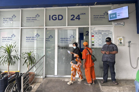 Suasana saat keluarga ingin menjenguk korban usai kejadian mobil pengangkut MBG tabrak siswa-siswa SDN 01 Kalibaru di RSUD Cilincing, Jakarta Utara, Kamis (11/12/2025). Foto: Abid Raihan/kumparan