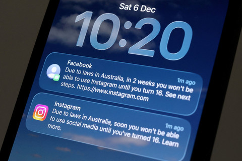Notifikasi Facebook dan Instagram ditampilkan di ponsel saat Meta bersiap menghadapi undang-undang baru yang melarang media sosial bagi pengguna di bawah usia 16 tahun di Australia pada 6 Desember 2025. Foto: Hollie Adams/REUTERS