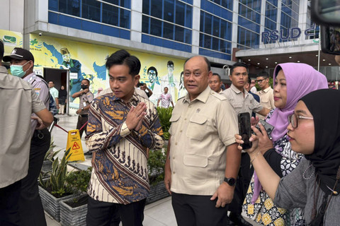 Wakil Presiden Gibran Rakabuming Raka dan Kepala Badan Gizi Nasional (BGN) Dadan Hindayana tiba di RSUD Koja, Jakarta Utara, Kamis (11/12/2025). Foto: Amira Nada Fauziyyah/kumparan