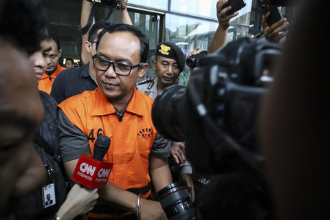 Tersangka kasus dugaan suap dan gratifikasi Bupati Lampung Tengah periode 2025-2030 Ardito Wijaya berjalan menuju mobil tahanan usai dihadirkan dalam konferensi pers di Gedung Merah Putih KPK, Jakarta, Kamis (11/12/2025). Foto: Iqbal Firdaus/kumparan