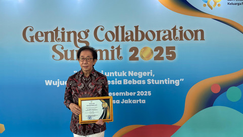Irwan Hidayat menerima penghargaan untuk Sido Muncul di acara Genting Collaboration Summit. Foto: Wina R./kumparan
