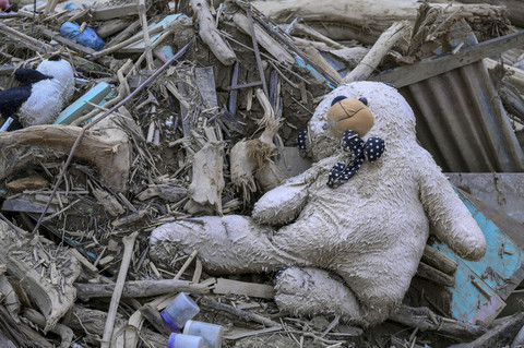 Sebuah boneka yang terbawa hanyut akibat banjir di Kuala Simpang, Aceh Tamiang, Aceh, Kamis (11/12/2025). Foto: Hafidz Mubarak A/ANTARA FOTO