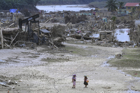 Sebuah boneka yang terbawa hanyut akibat banjir di Kuala Simpang, Aceh Tamiang, Aceh, Kamis (11/12/2025). Foto: Hafidz Mubarak A/ANTARA FOTO