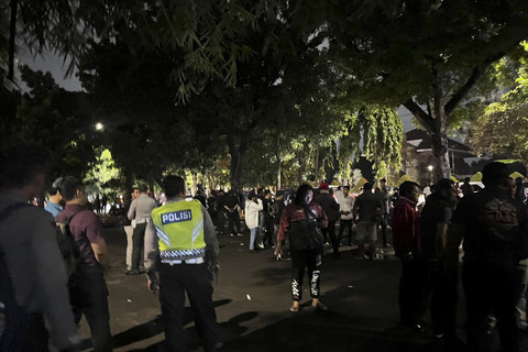 Situasi usai ricuh di depan kawasan Taman Makam Pahlawan (TMP) Kalibata, Jakarta, Kamis (11/12/2025). Foto: Rayyan Farhansyah/kumparan