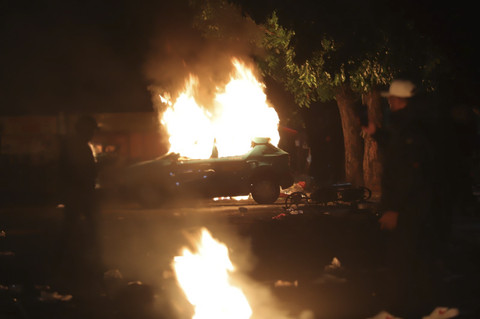 Kendaraan terbakar saat terjadi kerusuhan di depan kawasan Taman Makam Pahlawan (TMP) Kalibata, Jakarta, Kamis (11/12/2025). Foto: Jamal Ramadhan/kumparan