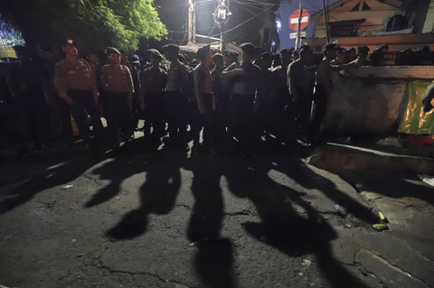 Petugas kepolisian berjaga saat terjadi kerusuhan di depan kawasan Taman Makam Pahlawan (TMP) Kalibata, Jakarta, Kamis (11/12/2025). Foto: Jamal Ramadhan/kumparan