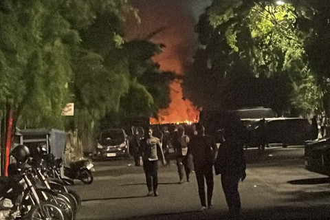 Suasana saat terjadi kerusuhan di depan kawasan Taman Makam Pahlawan (TMP) Kalibata, Jakarta, Kamis (11/12/2025). Foto: Fadhil Pramudya/kumparan