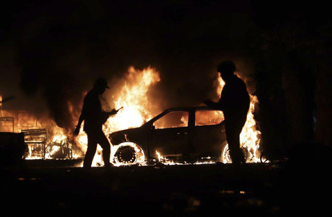 Kendaraan terbakar saat terjadi kerusuhan di depan kawasan Taman Makam Pahlawan (TMP) Kalibata, Jakarta, Kamis (11/12/2025). Foto: Jamal Ramadhan/kumparan