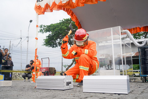 Simulasi pengujian keamanan dan keandalan baterai motor listrik Polytron. Foto: Polytron