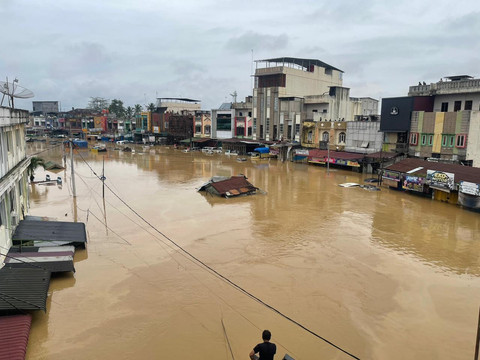 Kondisi kuala simpang yang terendam banjir dari rooftop BSI Kuala Simpang, Aceh Tamiang, Jumat (28/11).  Foto: Dok. Istimewa