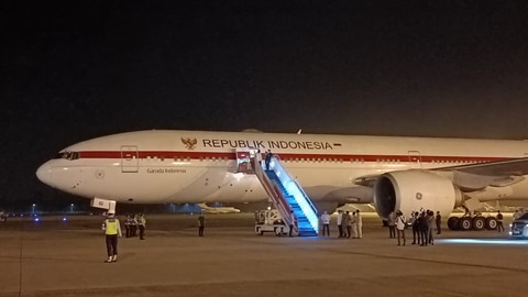 Presiden Prabowo Subianto tiba di Bandara Internasional Kualanamu, Medan, Sumatera Utara, Jumat (12/11) untuk meninjau lokasi bencana di Aceh usai lawatan dari Pakistan dan Rusia. Foto: Zamachsyari/kumparan