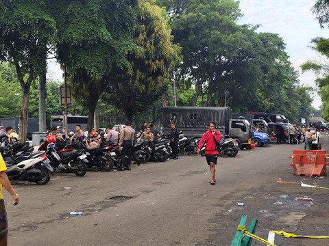 Suasana di depan Taman Makam Pahlawan Kalibata pada Jumat (12/12/2025) usai terjadi kericuhan. Foto: Luthfi Humam/kumparan