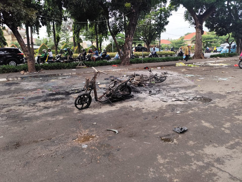 Suasana di depan Taman Makam Pahlawan Kalibata pada Jumat (12/12/2025) usai terjadi kericuhan. Foto: Luthfi Humam/kumparan