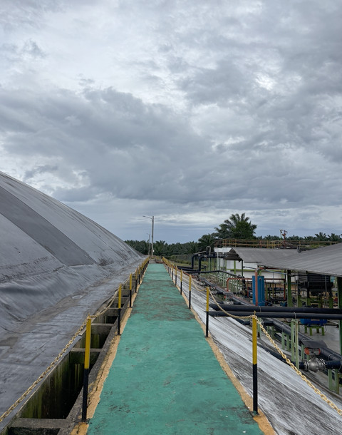 Pabrik pengolahan limbah cair kelapa sawit atau Palm Oil Mill Effluent (POME) menjadi biogas PT Sukses Karya Mandiri (SKM) di Desa Laman Baru, Kecamatan Permata, Kecubung, Kabupaten Sukamara, Rabu (10/11/2025). Foto: kumparan/Ema Fitriyani