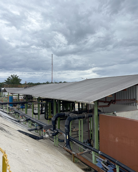 Pabrik pengolahan limbah cair kelapa sawit atau Palm Oil Mill Effluent (POME) menjadi biogas PT Sukses Karya Mandiri (SKM) di Desa Laman Baru, Kecamatan Permata, Kecubung, Kabupaten Sukamara, Rabu (10/11/2025). Foto: kumparan/Ema Fitriyani