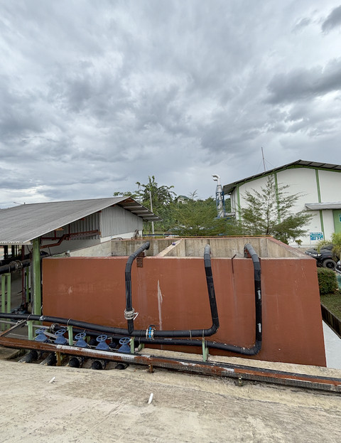 Pabrik pengolahan limbah cair kelapa sawit atau Palm Oil Mill Effluent (POME) menjadi biogas PT Sukses Karya Mandiri (SKM) di Desa Laman Baru, Kecamatan Permata, Kecubung, Kabupaten Sukamara, Rabu (10/11/2025). Foto: kumparan/Ema Fitriyani