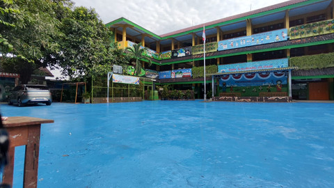 Suasana SDN Kalibaru 01, Cilincing, Jakarta Utara, pascainsiden mobil pengangkut MBG tabrak guru dan siswa, Jumat (12/12).  Foto: Jonathan Devin/kumparan