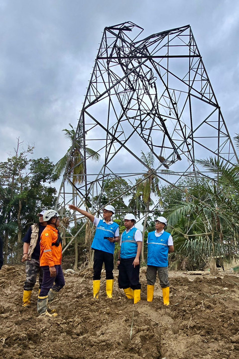 Direktur Utama PLN, Darmawan Prasodjo (ketiga dari kanan) bersama Direktur Manajemen Proyek dan Energi Baru Terbarukan, Suroso Isnandar (kanan) dan General Manager PLN UIP Sumbagut, Dewanto (kedua dari kanan) meninjau langsung salah satu titik lokasi perbaikan Saluran Udara Tegangan Tinggi (SUTT) 150 kV Langsa–Pangkalan Brandan. Foto: Dok. PLN