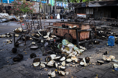 Kondisi kios yang hangus terbakar pasca kericuhan yang terjadi di kawasan Kalibata, Jakarta Selatan, Jumat (12/12/2025). Foto: Iqbal Firdaus/kumparan