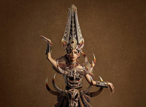 Salma Ranggita kenakan costume national bertema Toraja di Miss Cosmo. Foto: Deny Setiawan via Instagram @officialputriindonesia